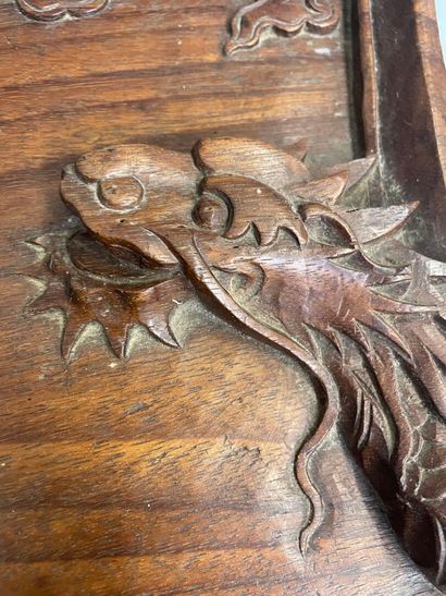 Chine, plateau en bois sculpté à décor de...