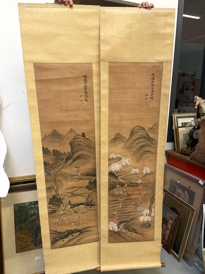 Deux rouleaux peints à décor de paysage animés...