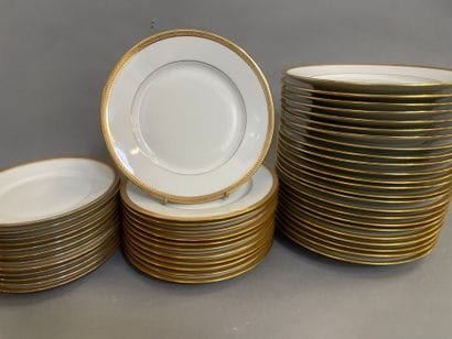 LIMOGES Partie de service en porcelaine blanche...