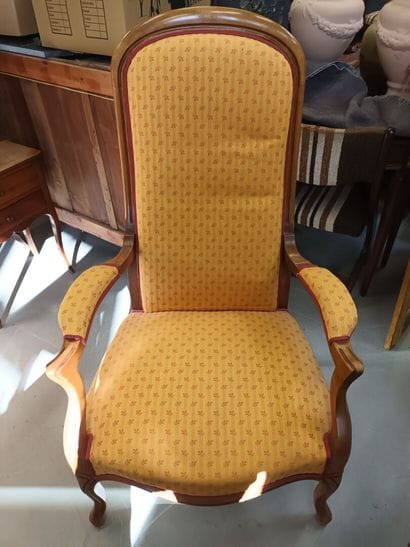 Fauteuil Voltaire en noyer. 
H : 112 cm