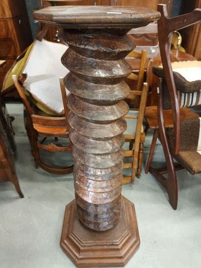 Vis de pressoir en bois sculpté formant sellette.
H...