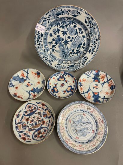 Coupelles en porcelaine du Japon et une eassiette...