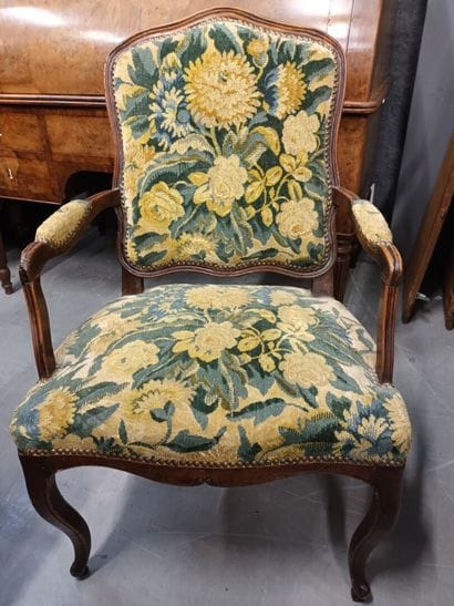 Fauteuil à dos plat en bois naturel sculpté...