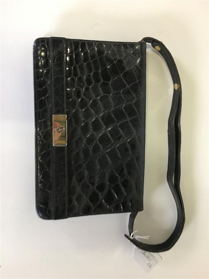 Christian DIOR. Sac à main en croco noir.
26...