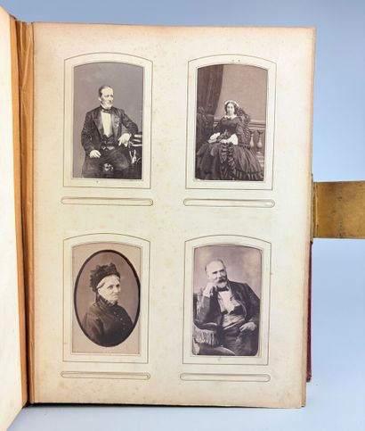 Album d'env. 170 photographies au format...