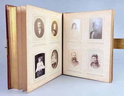 Album d'env. 170 photographies au format...