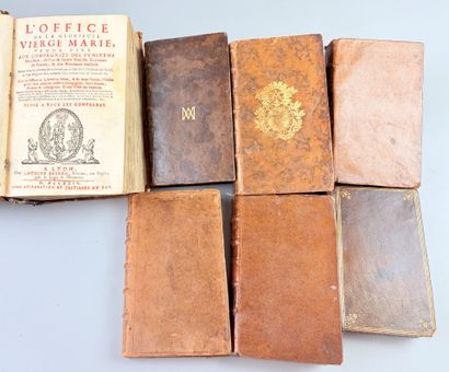 Ensemble de 10 volumes in-12 reliés du XVIIe...