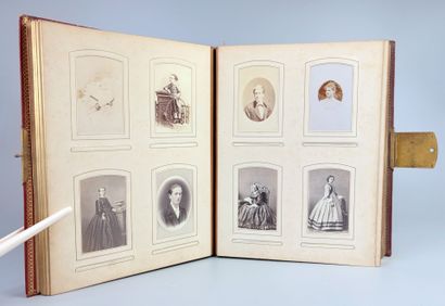 Album d'env. 170 photographies au format...