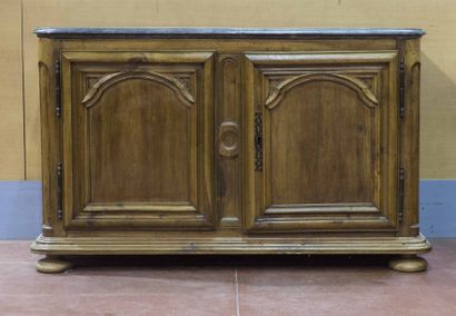 Buffet rectangulaire en noyer mouluré Plateau...
