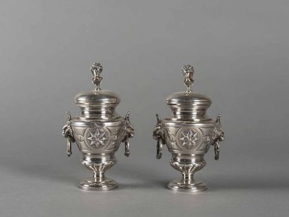 Paire de vases couverts en argent ciselé...