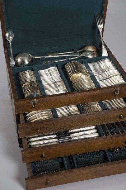 Ménagère en argent modèle filet avec épaulement...
