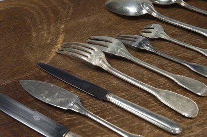 Ménagère en argent modèle filet avec épaulement...