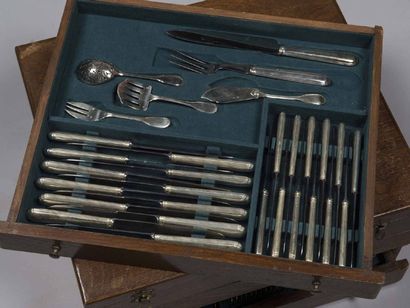Ménagère en argent modèle filet avec épaulement...