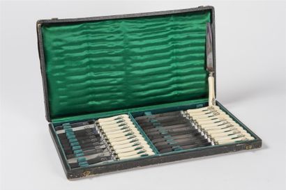 Ménagère de couteaux en ivoire comprenant...