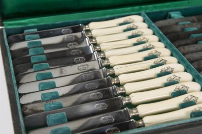 Ménagère de couteaux en ivoire comprenant...