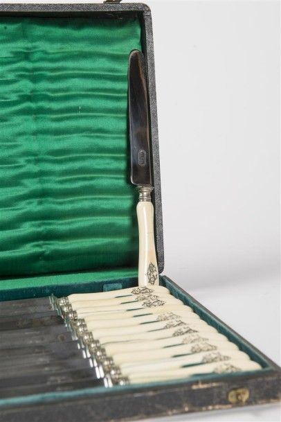 Ménagère de couteaux en ivoire comprenant...