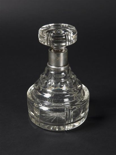 Carafe en cristal avec monture en argent...