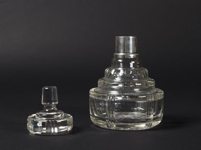 Carafe en cristal avec monture en argent...