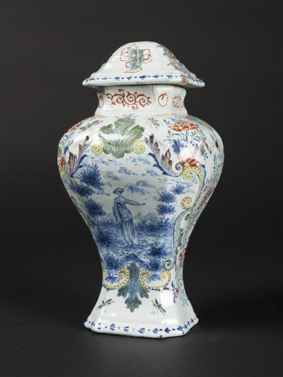 DELFT, vase balustre à décor d'une femme...