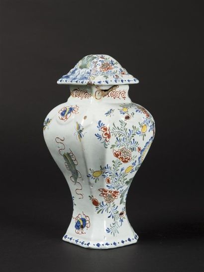 DELFT, vase balustre à décor d'une femme...