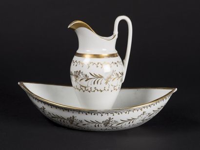 Broc et son bassin en porcelaine de Paris,...