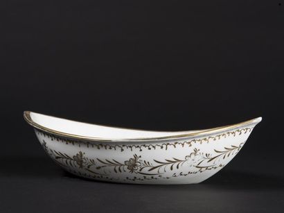 Broc et son bassin en porcelaine de Paris,...