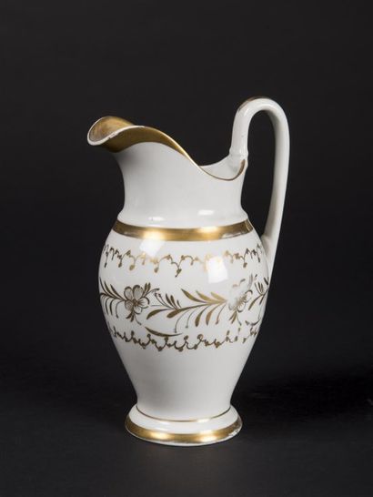 Broc et son bassin en porcelaine de Paris,...