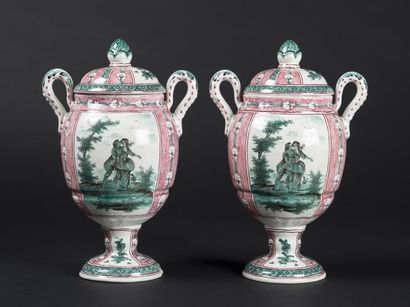 Paire de vases couverts en faïence à décor...