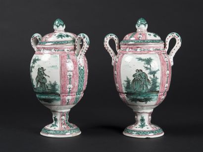 Paire de vases couverts en faïence à décor...
