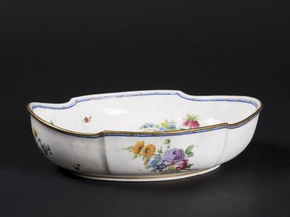 SEVRES Jatte ovale en porcelaine tendre à...