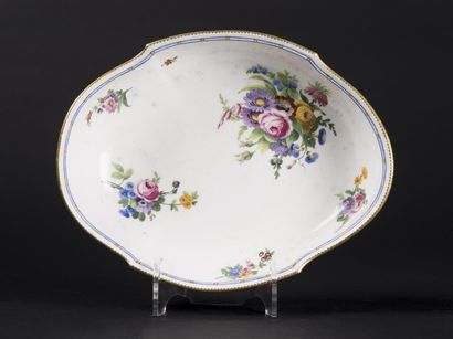 SEVRES Jatte ovale en porcelaine tendre à...