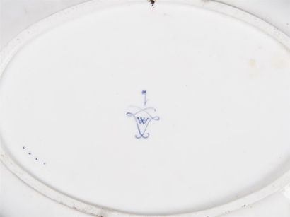 SEVRES Jatte ovale en porcelaine tendre à...