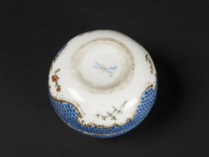MEISSEN boîte couverte en porcelaine polychrome...
