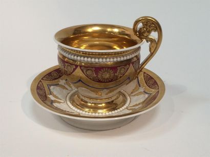 Tasse et sous-tasse en porcelaine de Paris,...