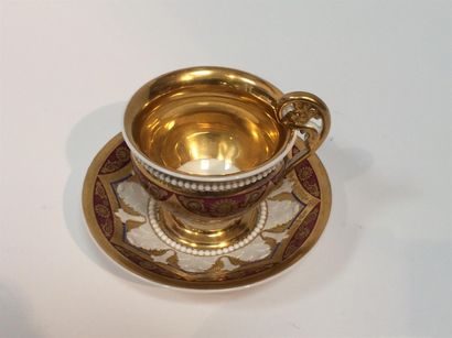 Tasse et sous-tasse en porcelaine de Paris,...