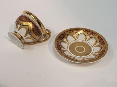 Tasse et sous-tasse en porcelaine de Paris,...