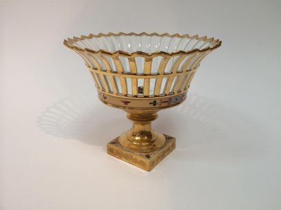 Coupe compotier en porcelaine de Paris, ajourée...