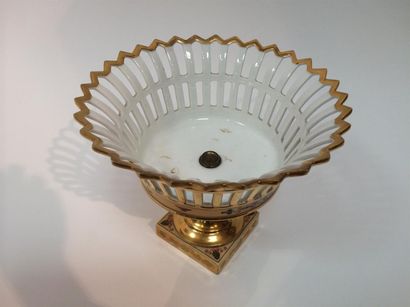 Coupe compotier en porcelaine de Paris, ajourée...