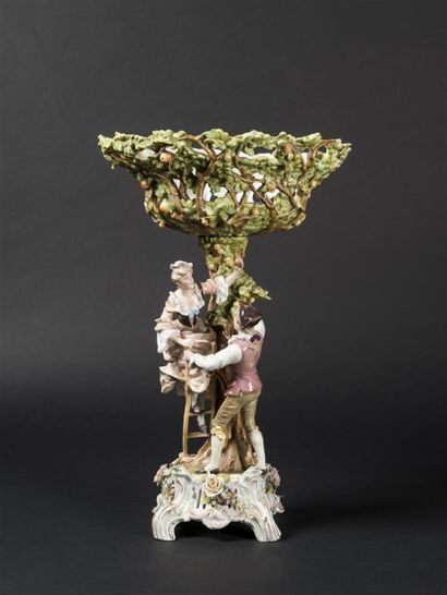 Importante coupe en porcelaine polychrome...