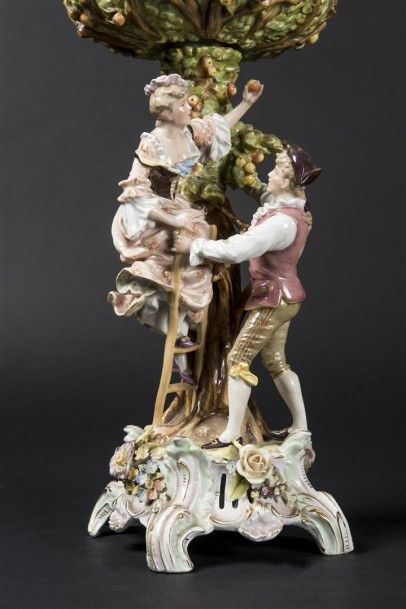 Importante coupe en porcelaine polychrome...