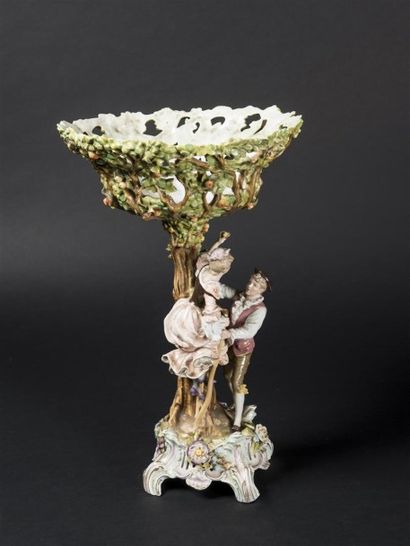 Importante coupe en porcelaine polychrome...