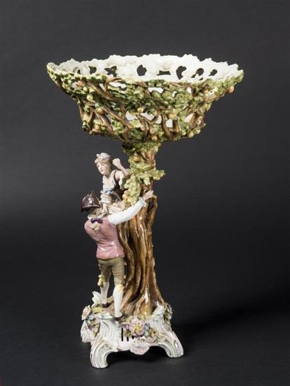 Importante coupe en porcelaine polychrome...