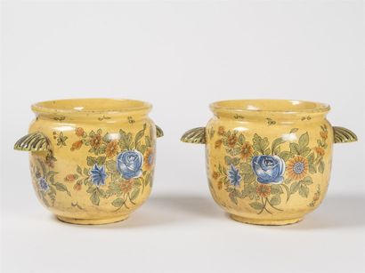 Paire de cache-pots en faience ,prises en...