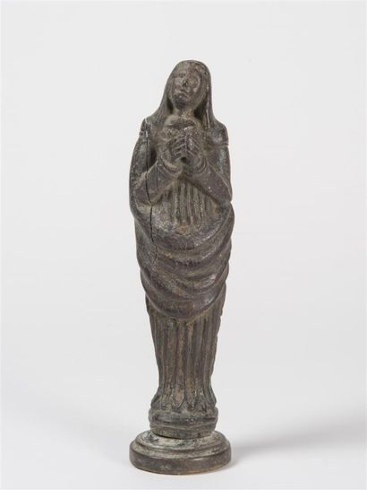 Vierge en prière en bois sculpté, travail...