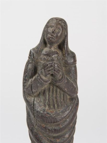 Vierge en prière en bois sculpté, travail...