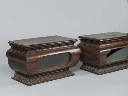 Paire de reliquaires de forme tombeau en...