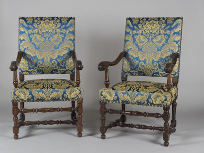 Paire de fauteuils à haut dossier en noyer,...