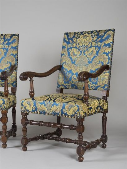 Paire de fauteuils à haut dossier en noyer,...