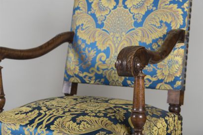 Paire de fauteuils à haut dossier en noyer,...