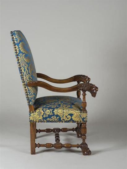 Paire de fauteuils à haut dossier en noyer,...